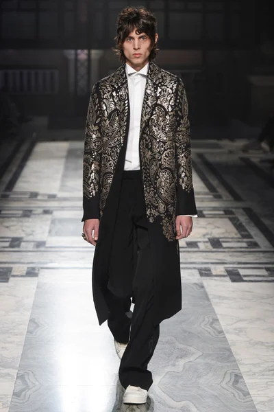Look 32